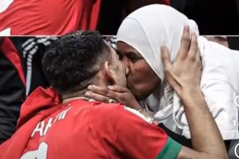DAHSYATNYA DOA IBU : Tangkapan layar saat bek Timnas Maroko, Achraf Hakimi saat dicium ibunya usai Maroko mengandaskan Spanyol di pertandingan Grup F Piala Dunia 2022 pada Selasa (6/12/2022). (FOTO : ANTARA/HO-Tim Cak Eri)