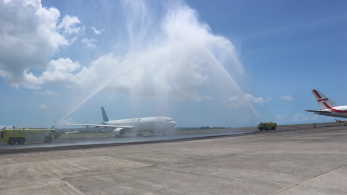 SELEBRASI: Kedatangan pesawat asing berbadan lebar di bandara Ngurah Rai disambut dengan selebrasi penyemprotan air.