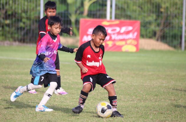 PEMAIN MASA DEPAN : Salah satu pertandingan di kelompok umur U-8 di turnamen Mitra Devata Cup III 2022 di Lapangan Penataran Agung, Kedonganan. (alit binawan/radar bali)