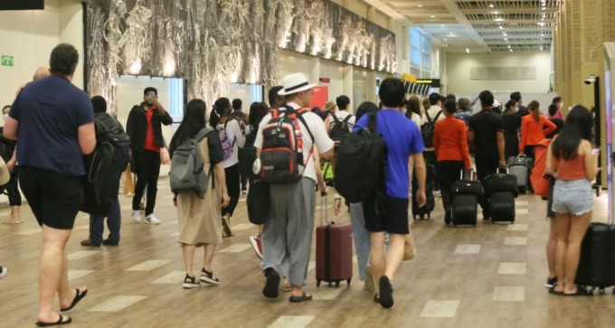 MAKIN RAMAI JELANG TAHUN BARU : Bandara Ngurah Rai diyakini semakin ramai disesaki penumpang pesawat menjelang awal tahun baru 2023. (foto:istimewa)