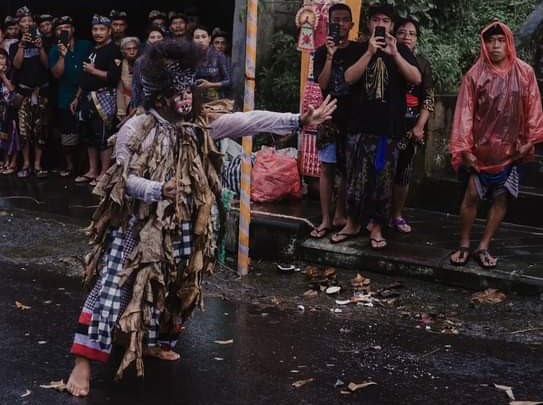 UNIK DAN KHAS : Tari Baris Memedi yang diusulkan sebagai WBTB (foto: juliadi).
