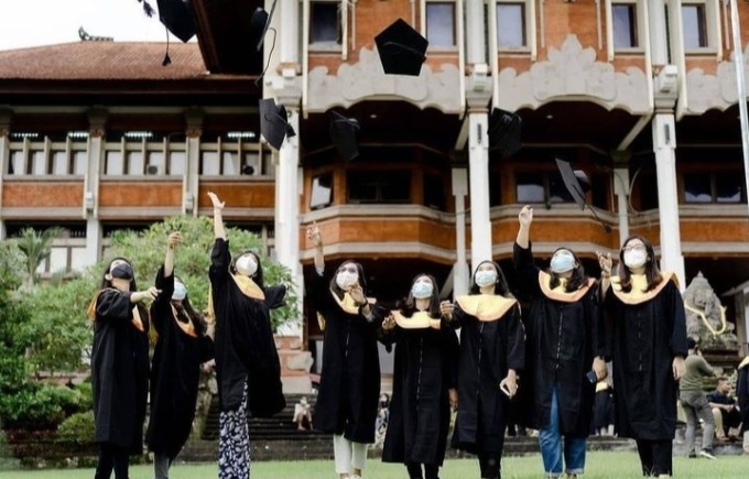 PROTES: Sejumlah wisudawan Universitas Udayana protes lantaran tali toga tak digeser langsung oleh sang rektor