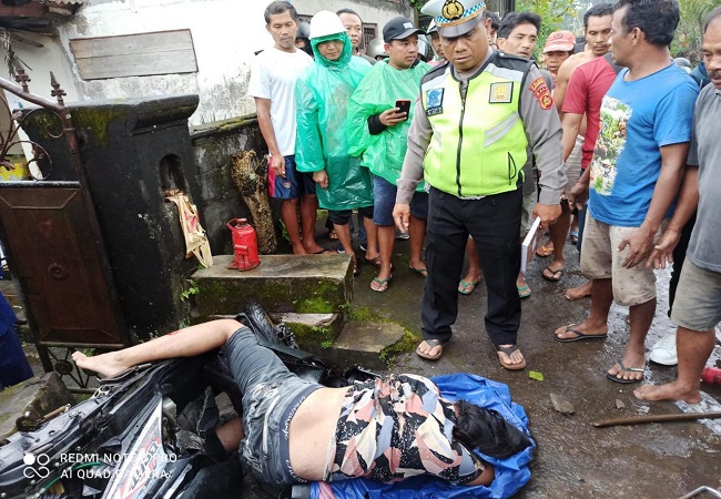 Korban kecelakaan maut di kawasan simpang tiga menuju Banjar Langsat Kecamatan Rendang pada Jumat (13/1) sore. (ist)