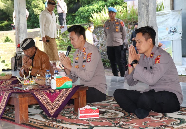 Bendesa Pancasari (paling kiri) saat mesadu pada Kapolres Buleleng. (Eka Prasetya)