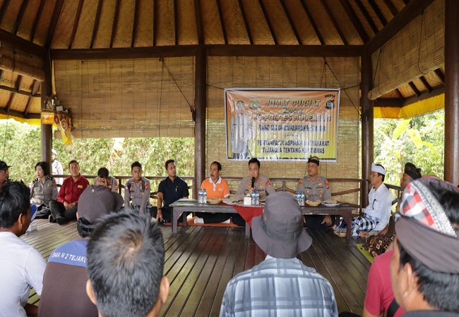 Kapolres Buleleng AKBP I Made Dhanuardana saat berkunjung ke Desa Bondalem.  (Foto: Humas Polres Buleleng)