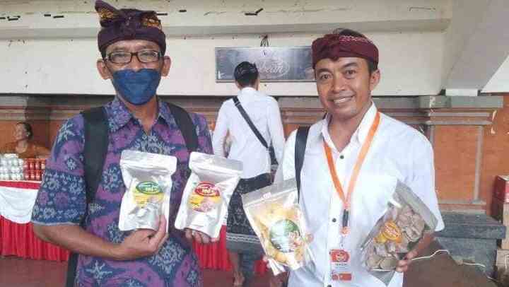MENYEHATKAN : I Wayan Subagia Arimbawa (kanan), asal Desa Kaliasem, Kecamatan Banjar, ini mengolah beras merah menjadi produk minuman herbal hingga camilan. (foto: Eka Prasetya/radar bali)