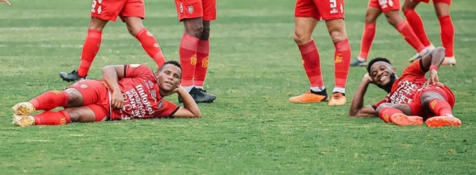 KONSEKUENSI JADI KLUB MUSAFIR : Gaya selebrasi Privat Mbarga dan Eber Bessa berselebrasi di Stadion Sultan Agung, Bantul, Jogjakarta, dalam lawa melawan PSM Makassar Jumat (20/1/2023). (foto: baliunited.com)
