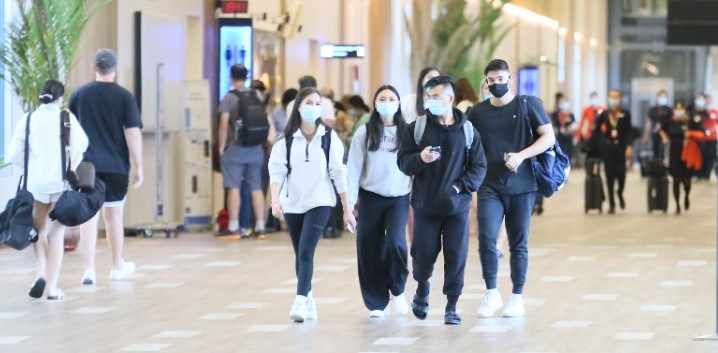 BIDIK PELANCONG TIONGKOK : Kesibukan aktivitas di Bandara Ngurah Rai, beberapa waktu lalu. Asita Bali menarget kunjungan besar wisman asal Tiongkok. (foto: istimewa)