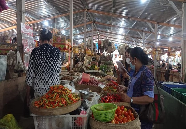 Pemantauan harga komoditas bahan pokok di pasar tradisional. (Eka Prasetya)