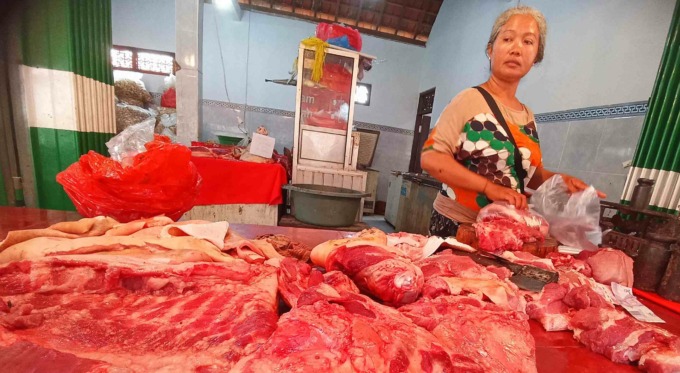 NON HALAL: Salah seorang pedagang daging babi, kini kuliner olahan daging babi masuki pasar UMKM