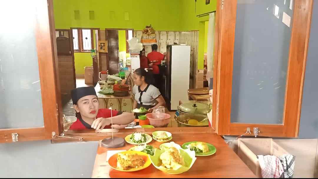 SESUAIKAN ZAMAN: Karyawan Rumah Makan Ayam Betutu Men Tempeh Gilimanuk menyajikan makanan. Foto insert, ayam betutu kemasan (frozen) hasil inovasi saat pandemi.(foto:m.basir/radar bali)