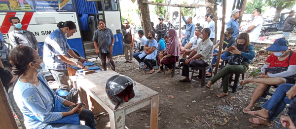 ANTRE : Mereka yang melakukan perpanjangan SIM mengantre di kawasan Teumu Umar Barat. (foto: adrian suwanto/radar bali)