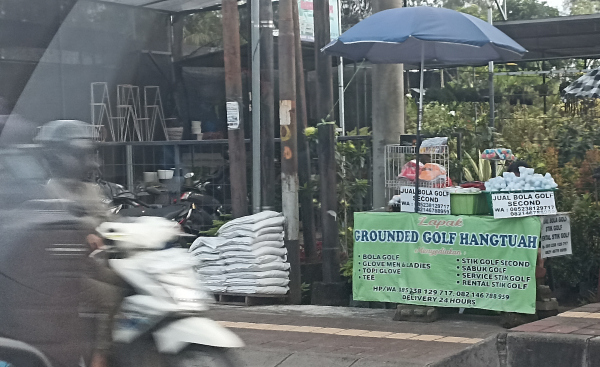 YANG BEKAS-BEKAS SAJA : Lapak penjual peranti main golf bekas di Jalan Hang Tuah, Denpasar. (foto:Adrian suwanto/radar bali)