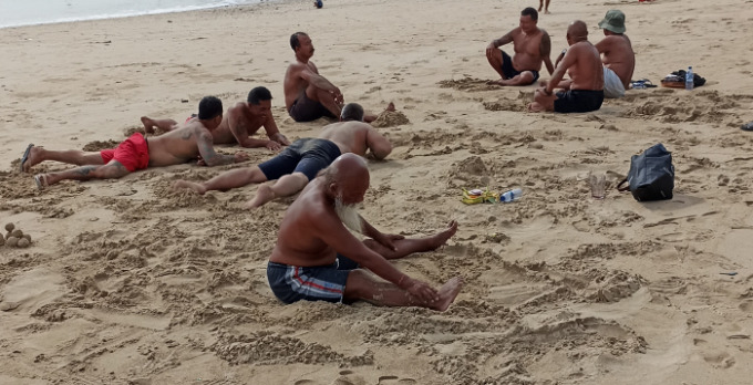 JADI TEMPAT TERAPI : Para teruna lingsir alias truli ini terapi di Pantai Sanur untuk menjaga kebugarannya. (foto : adrian suwanto/radar bali)
