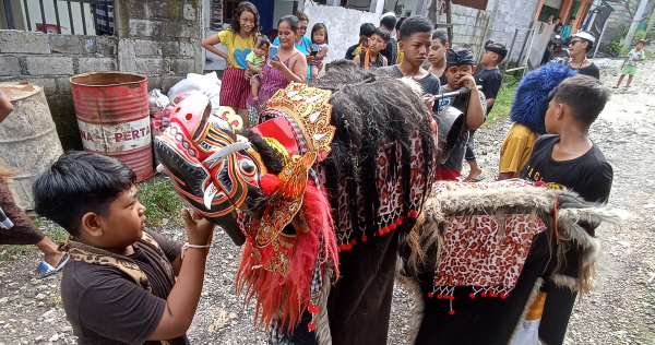 MUMPUNG GALUNGAN : Anak- anak di kawasan Ubung Kaja, Denpasar, keliling ngelawang. (foto: adrian suwanto/radar bali)