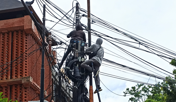 Ilustrasi kabel semrawut.  (adrian suwanto/radar bali)