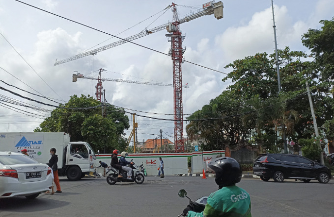 DITUTUP SEMENTARA : Kawasan sekitar RS Prof.Ngoerah (RS Sanglah) sedang ada proyek pembangunan perluasan, area Jalan Pulau Bali ditutup. (foto: adrian suwanto/radar bali)