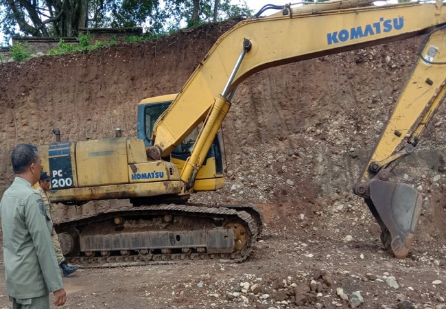 Galian C yang dikeluhkan warga dicek petugas Satpol PP Jembrana. (FOTO SATPOL PP JEMBRANA)