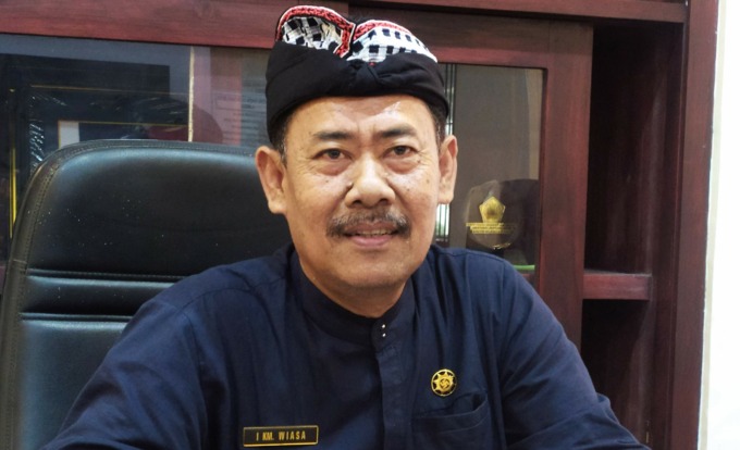 BEBERKAN PERKEMBANGAN : Kepala Badan Pengelolaan Keuangan dan Aset Daerah Jembrana, I Komang Wiasa. (foto: m. basir/radar bali)