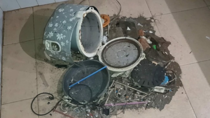 LANGSUNG RUSAK : Peralatan elektronik rumah warga Loloan Timur, Jembrana, saat tersambar petir rusak. (foto: istimewa)