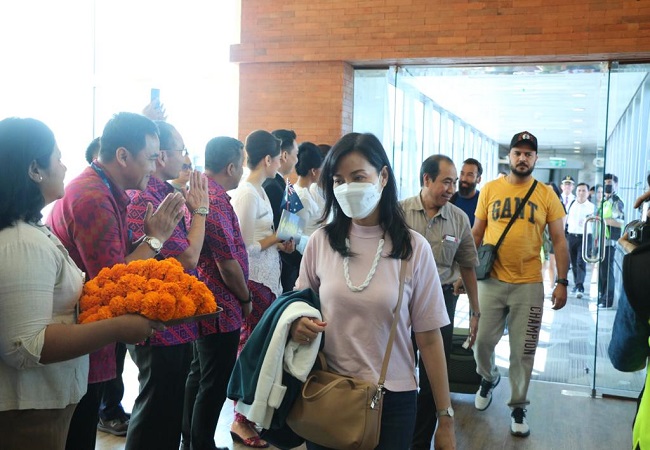 Wisatawan asal negeri Kangguru, Australia saat tiba di Bandara Internasional I Gusti Ngurah Rai – Bali, Kamis kemarin pukul 09.50 WITA. (ist)