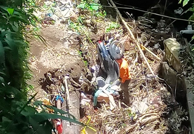 Petugas melakukan evakuasi jasad korban wisatawan asing yang  kecelakaan maut di Ubud, Gianyar, belum lama ini. (ist)