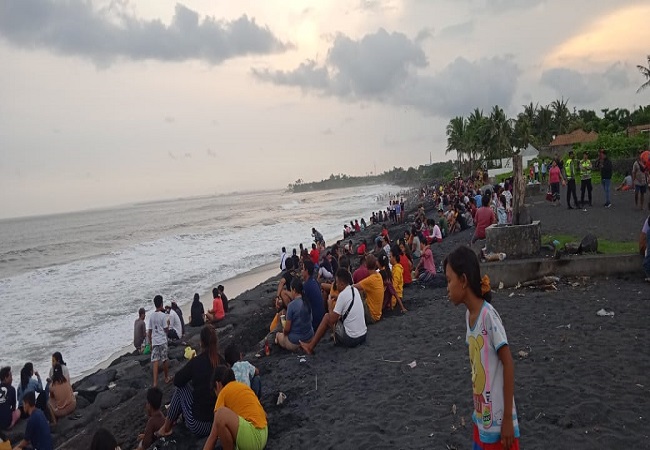 Pengunjung memadati pantai Lebih, Gianyar pada Minggu (15/1/2023). (ist)