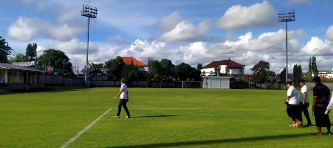 CEK KELAYAKAN : Perwakilan FIFA dan PSSI mengunjungi Lapangan Trisakti, Legian jelang Piala Dunia U20 di Indonesia pada Selasa (10/1/2023). (foto; wayan widyantara/radar bali)