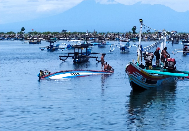 Perahu milik nelayan tenggelam di kolam labuh PPN Pengambengan. (FOTO M. BASIR/RADAR BALI)