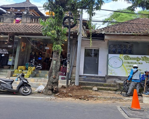 Posisi tiang PLN telah dipindahkan setelah sempat viral karena menghalangi pejalan kaki di Ubud, Gianyar. (ist)