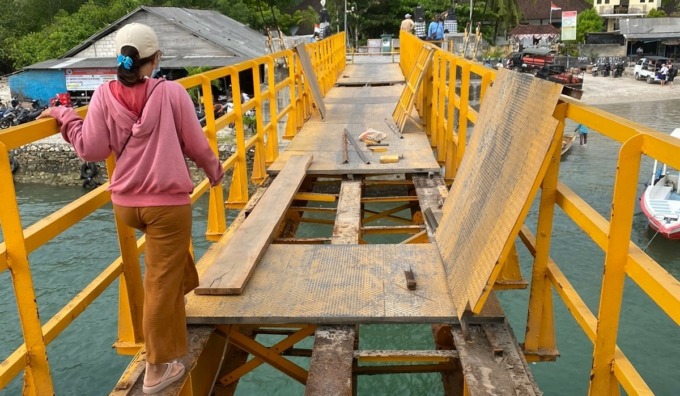 RAWAN KOROSI : Jembatan Kuning, Desa Lembongan, Kecamatan Nusa Penida, Klungkung, kini rusak lagi karena mudah karatan. (foto : istimewa)