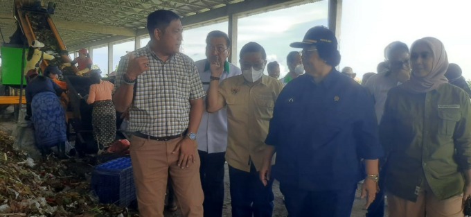 DIAPRESIASI: Direktur Utama PT. Citra Terang Bumi Lestari Putu Ivan Yunatana menjelaskan teknis operasional mesin pengolah sampah kepada Menteri Kehutanan dan Lingkungan Hidup Siti Nurbaya Bakar di TOSS Center Klungkung Rabu (11/1/2023)