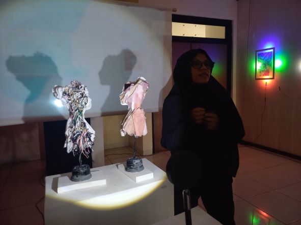 LURING: Pameran karya rupa seniman Undiksha Singaraja yang melibatkan 20 mahasiswa. (Foto: Eka Prasetya/Radar Bali)