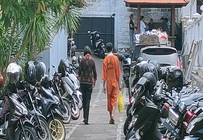 Komang P tersangka persetubuhan anak di bawah umur dikawal petugas Rutan Polres Buleleng. (Eka Prasetya)