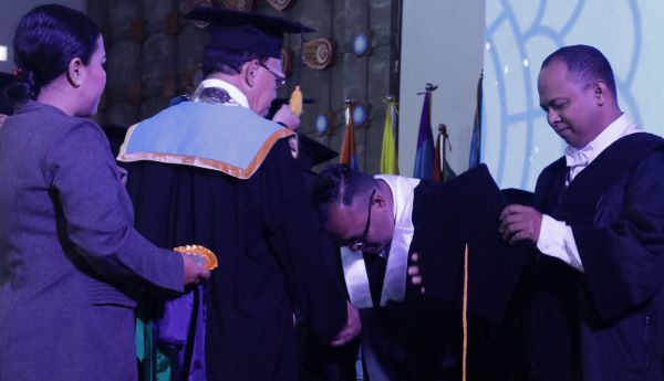 CITA-CITA LAMA :  Wayan Widiana (kanan) saat pengukuhan guru besar Undiksha  (foto: eka prasetya/radar bali).