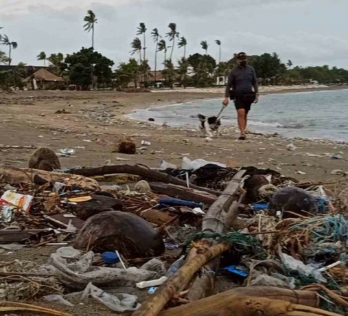 SAMPAH KIRIMAN: Suasana Pantai Jerman yang dipenuhi sampah kayu dan plastik bikin tak nyaman pengunjung, Selasa (31/1/2023).