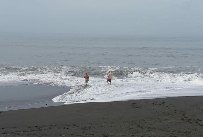 PILIHAN BARU: Wisatawan asing saat berselancar di Pantai Watu Klotok. Foto: DEWA AYU PITRI ARISANTI/RADAR BALI