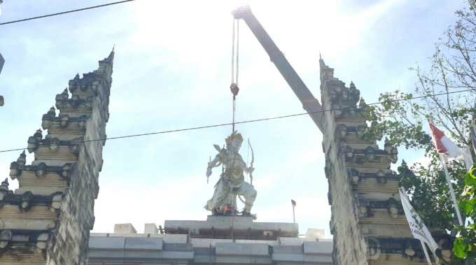 SUDAH TERPASANG : Patung Arjuna di Pantai Double Six, Seminyak yang  sudah dipasang  dan saat ini masih proses penyelesaian shelter tsunami. [foto: ni kadek novi febriani/radar bali]