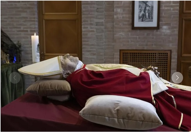 Jenazah Paus Emeritus Benediktus XVI disemayamkan di kapel Biara Mater Ecclesiae. (Vatican Media)
