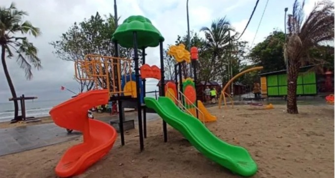 FASILITAS BARU: Salah satu sarana bermain anak-anak yang baru dipasang di pantai Kuta agar tambah betah di pantai.