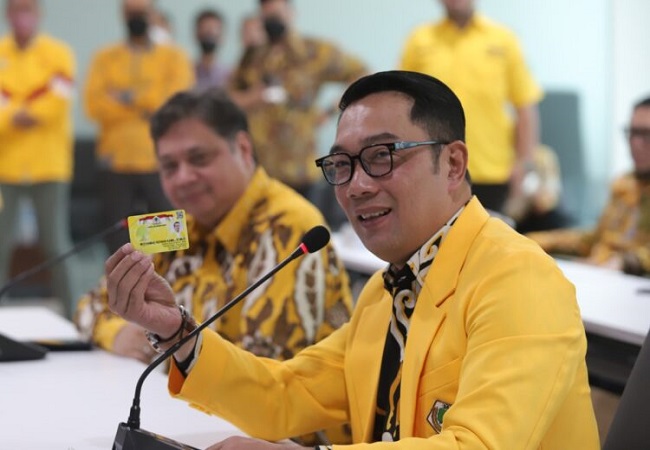 Ridwan Kamil menerima jas kuning dan KTA Golkar dari Ketua Umum Partai Golkar Airlangga Hartarto di kantor DPP Golkar, Jakarta, Rabu (18/1/2023). (Dery Ridwansah/ JawaPos.com)