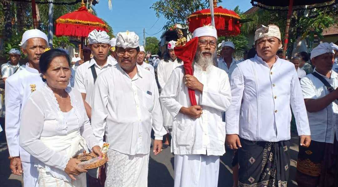 PENINGGALAN KERIS PUSAKA : Tradisi ngerebek Keris Ki Baru Gajah digelar krama Desa Adat Kediri, Desa Kediri Tabanan (foto:juliadi/radar bali)