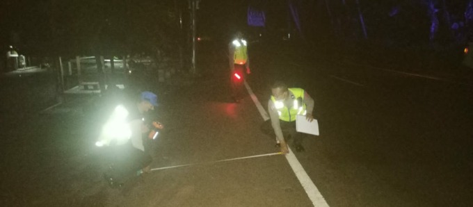 OLAH TKP: Polisi sedang melakukan olah TKP di lokasi kecelakaan maut di jalur Denpasar - Gilimanuk tepatnya di desa Desa Pengeragoan, Kecamatan Pekutatan, Kamis (26/1) malam.