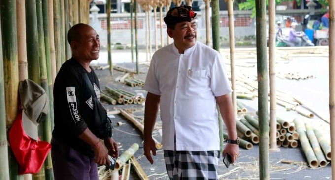 CEK LANGSUNG : Wakil Bupati Klungkung, I Made Kasta mengecek kondisi TPS pedagang di Terminal Umum Galiran. (foto:humas klungkung)