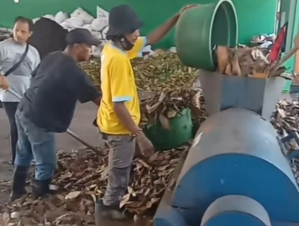 JADI KOMPOS: Proses oencacahan sampah organik di salah satu TPST3R di Kota Denpasar yang diolah jadi pupuk. Foto: DLHK Kota Denpasar for Radar Bali