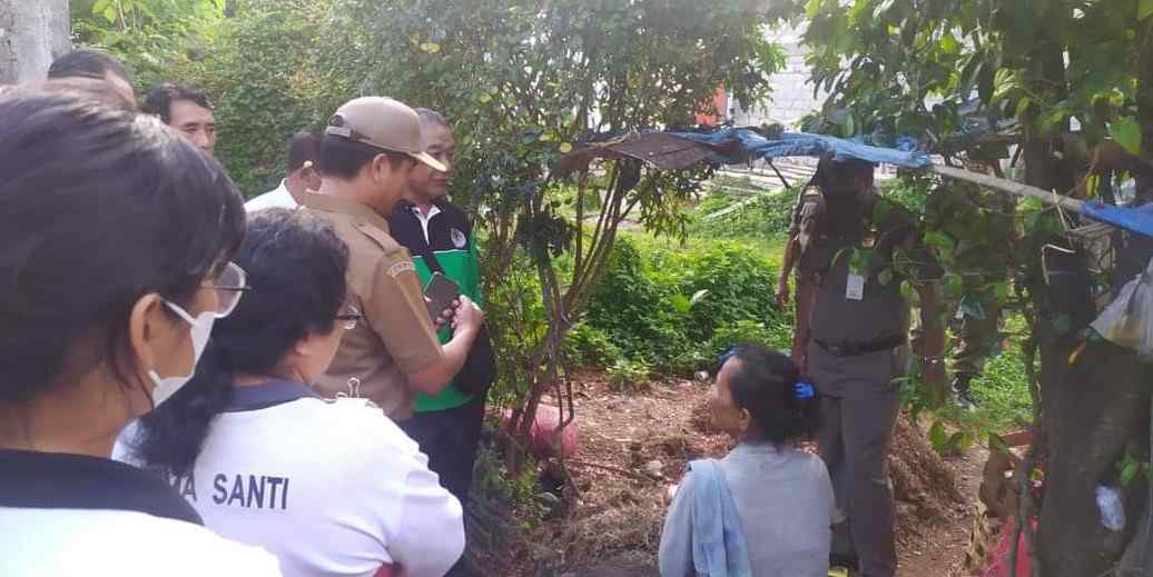 DIDATANGI SATPOL : Pembakaran sisa bawang Kawasan Pasar Galiran Klungkung dikeluhkan warga karena menganggu pernapasan . (Foto: Humas Dinas Lingkungan Hidup dan Pertanahan Kabupaten Klungkung)
