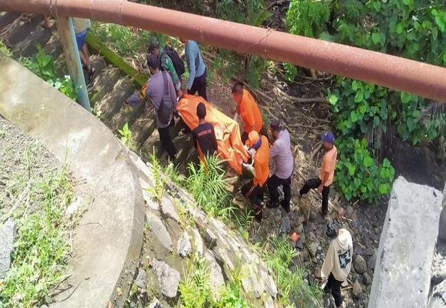 Petugas mengevakuasi mayat tanpa identitas yang ditemukan di Pantai Soka belakang Pura Srijong, Banjar Dinas Soka Kelod, Desa Antap, Selemadeg Tabanan. (ist)