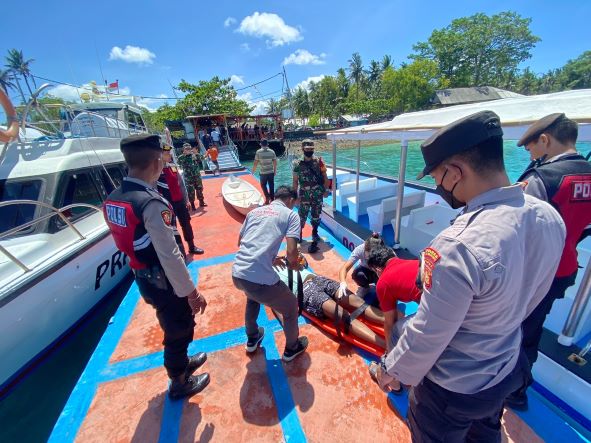 EVAKUASI: Kapolsek Nusa Penida, Kompol. Ida Bagus Putra Sumerta