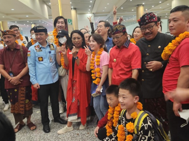 DINANTI: Gubernur Bali Wayan Koster dan Wagub Tjokorda Artha Ardana Sukawati alias Cok Ace menyambut kedatangan ratusan wisman Tiongkok Minggu (22/1/2023)