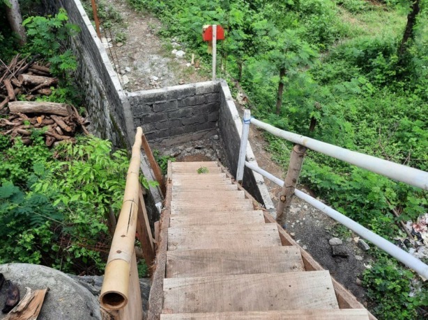 DITUTUP: Investor akomodasi wisata di Desa Bunutan Abang Karangasem menutup jalan akses menuju pantai sehingga nelayan dan warga yang mau sembahyang melasti tak bisa lagi.